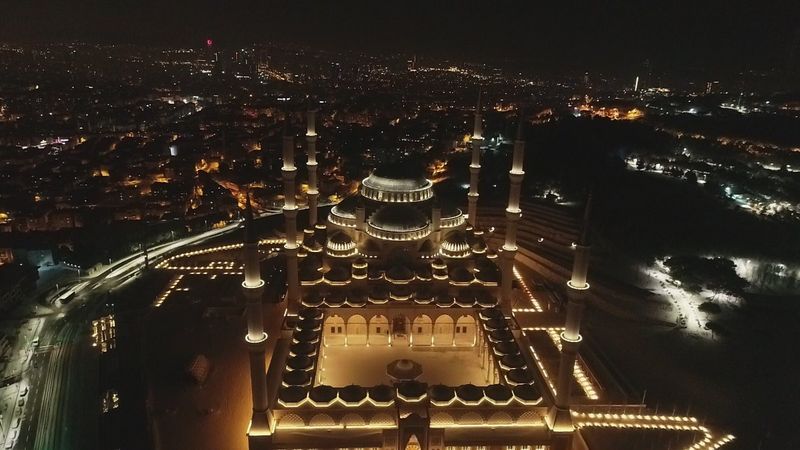 Çamlıca Camii, beyaz örtüye büründü