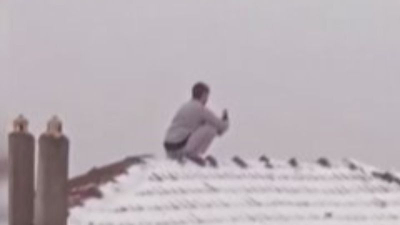 Esenler'de kar fotoğrafı çekmek için çatıya çıkan genç