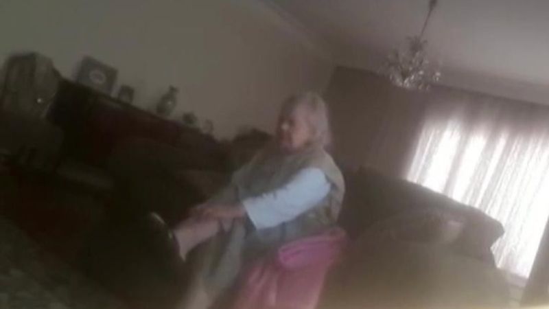 Kadıköy'de yaşlı kadına bakıcı şiddeti kamerada