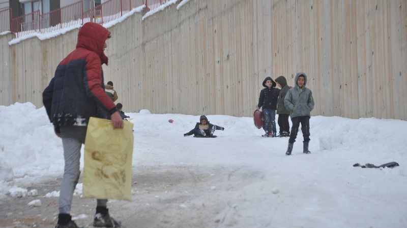 Hakkari'de poşet ve tepsiyle kızak keyfi