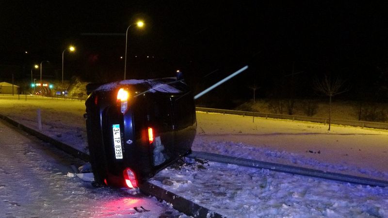 Sinop’ta otomobil aydınlatma direğine çarptı