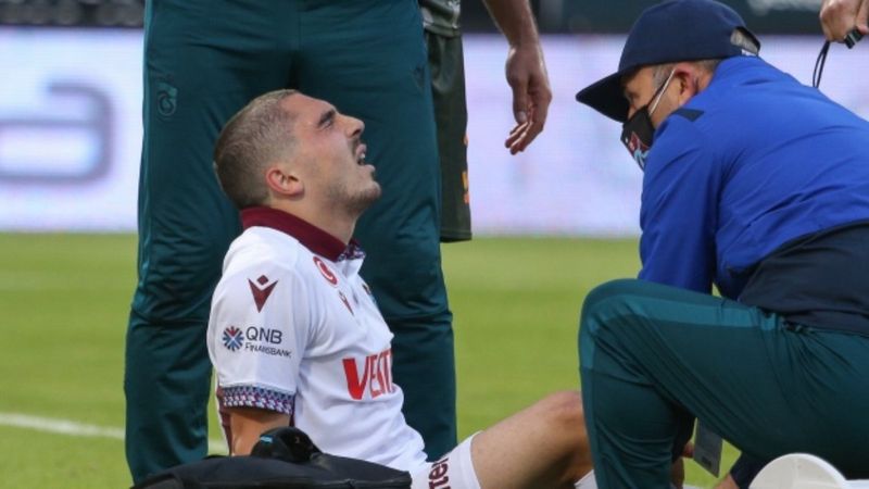 Abdülkadir Ömür'ün ayak bileği kırıldı