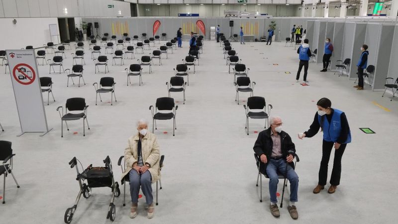 Avrupa'da, yaşlı vatandaşlar aşı merkezlerinin yolunu tuttu