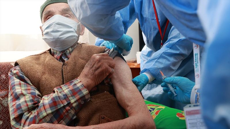90 yaş üzerindekiler, evden aşılanmaya başlandı