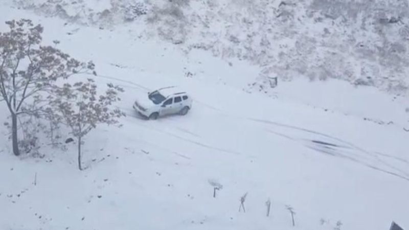 Elazığ'da rampadan kayan otomobil kamerada