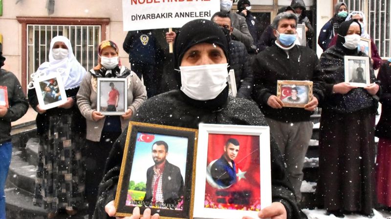 Diyarbakır'da kar altında evlat nöbeti