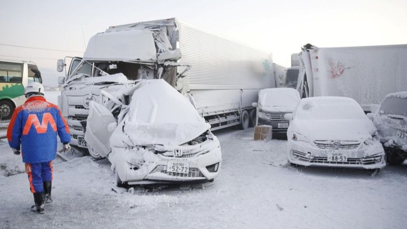 Japonya’da 130 araç birbirine girdi