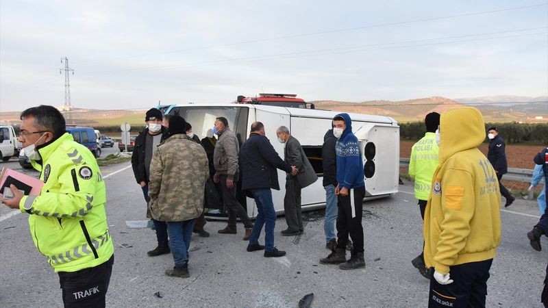 Manisa'da minibüs ile otomobil çarpıştı