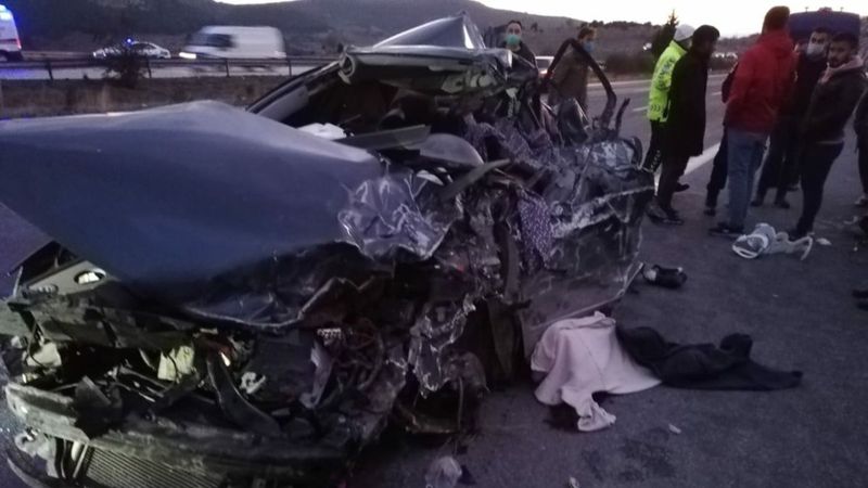 Mersin'de karşı şeride geçen tır otomobile çarptı