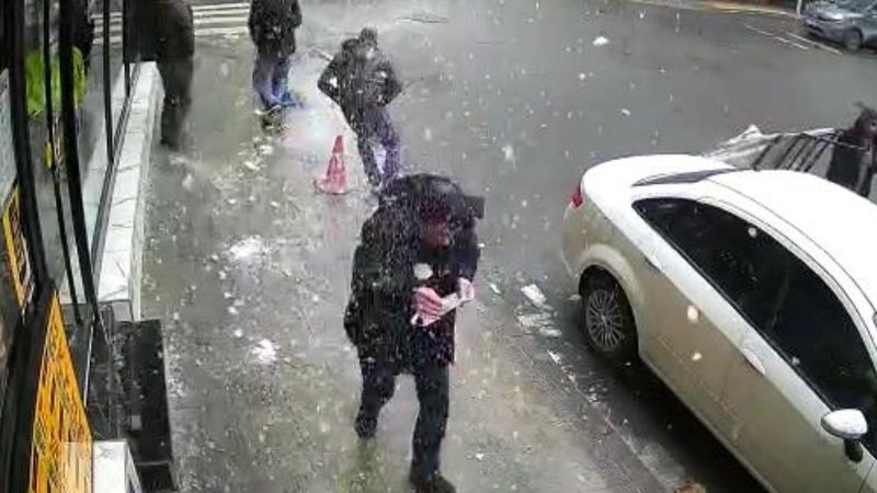 Şişli'de başına buz sarkıtı düşen adam yaralandı