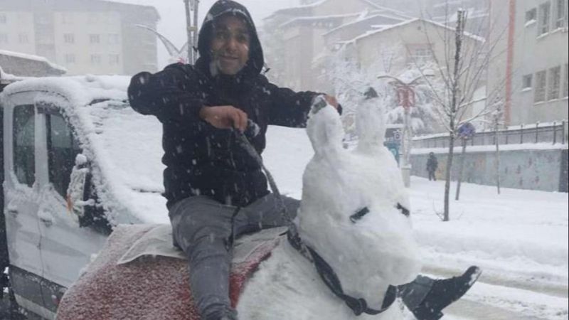 Hakkarili esnafın kardan eşeği