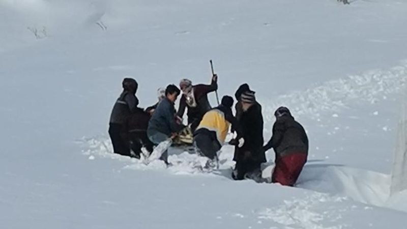 Ağrı'da hastalanan yaşlı kadın, ambulansa kızakla taşındı