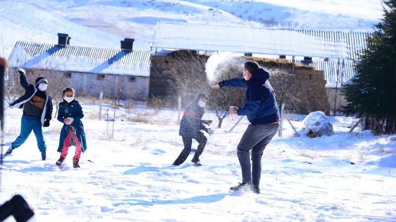 Ziya Selçuk, Ankaralı öğrencilerle kar topu oynadı