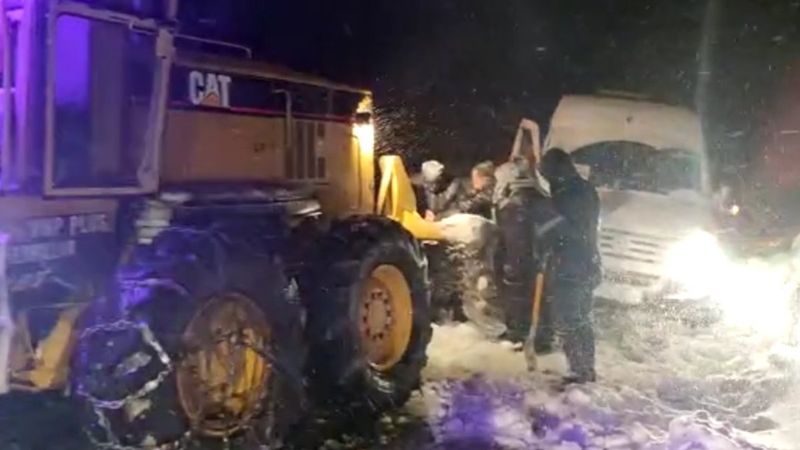Hakkari'de tipide mahsur kalan 20 yolcu kurtarıldı