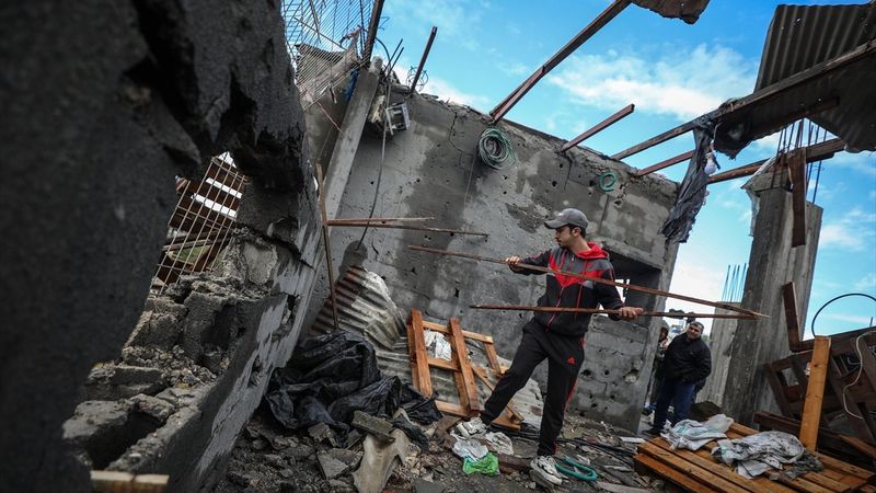 İsrail, Gazze'de eve saldırdı