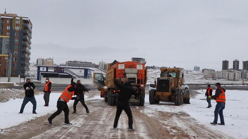 Şanlıurfa’da yolları açan ekipler, kar topu oynadı