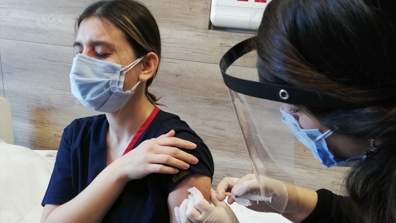 Sağlık Bakanlığı, koronavirüs aşısıyla ilgili merak edilenleri cevapladı