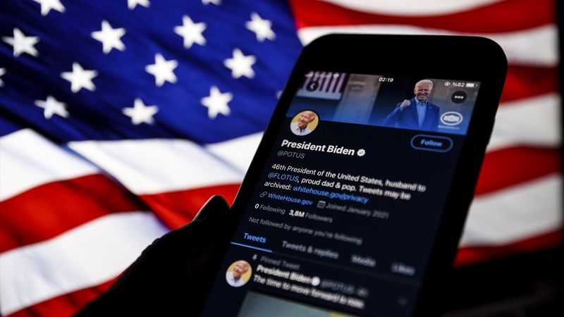 Joe Biden, Twitter hesabından model Chrissy Teigen’ı takip ediyor