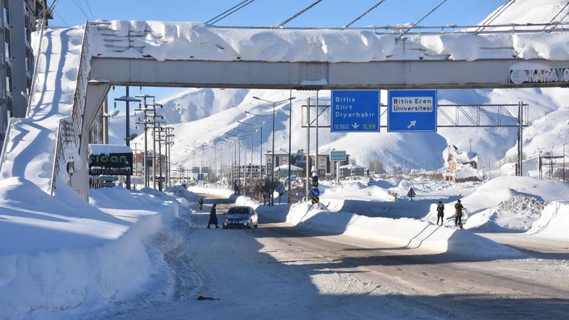 Bitlis merkezde kar kalınlığı, 2 metreye ulaştı