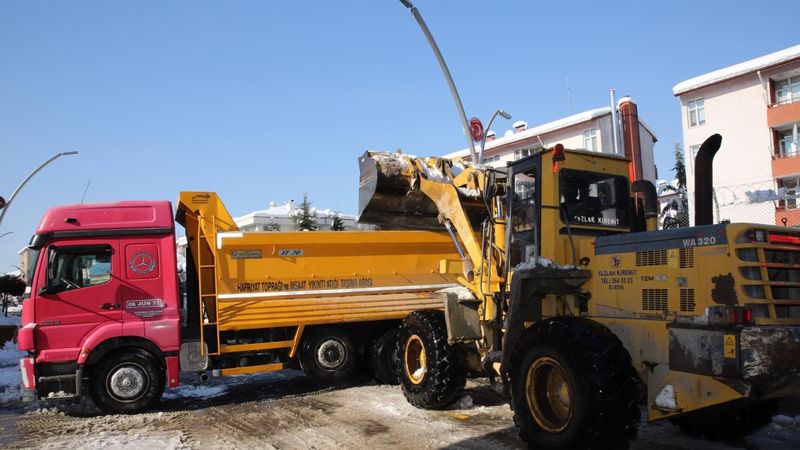 Bartın'da biriken karlar, ırmağa taşınıyor
