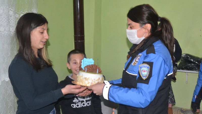 Hakkari'de polisten, denetimde doğum tarihini gördüğü Melek'e sürpriz