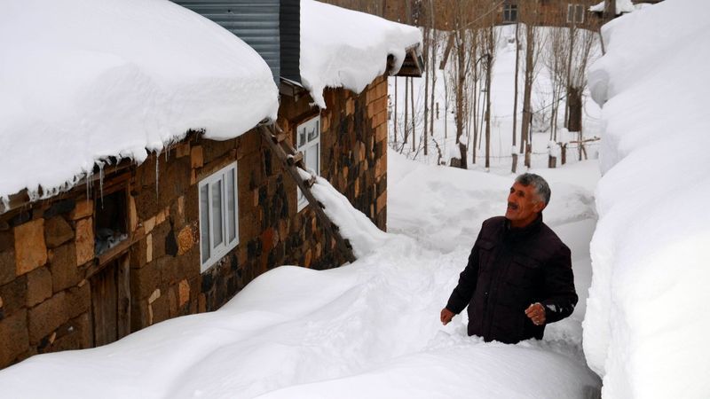Muş'ta evlerine, tünelle girebiliyorlar