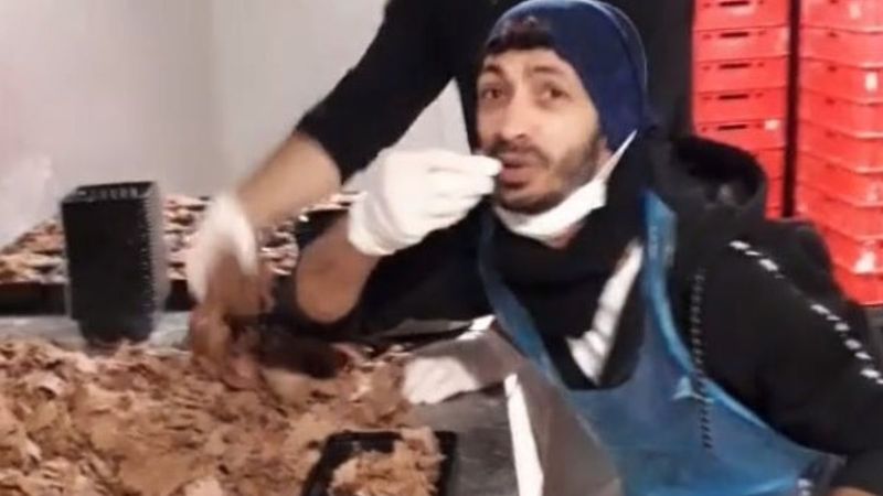 Hazır döner paketleyen iki çalışanın görüntüsü