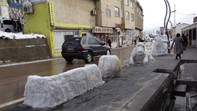 Şemdinli'de esnaf yağan karı sanata dönüştürdü
