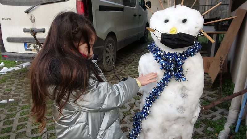Kartal'da kardan adamı çalınan kıza sürpriz yapıldı