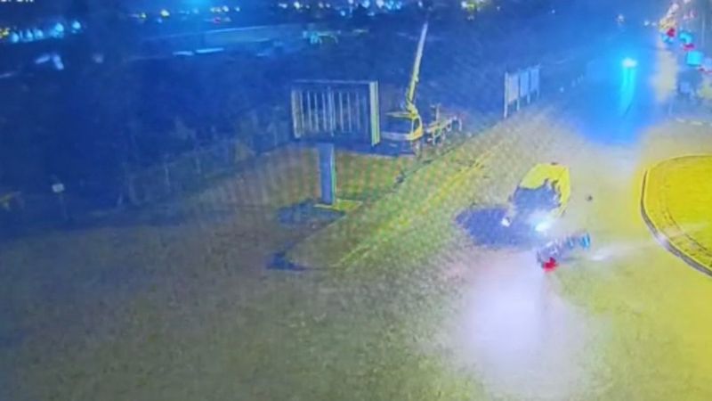 İzmir'de motosikletin kaza anı kameraya yansıdı