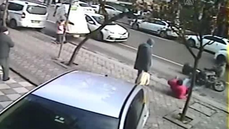 Kocaeli'de motosikletlinin yayaya çarptığı an