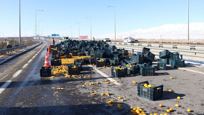 Niğde'de tırdaki limon yüklü kasalar yola saçıldı