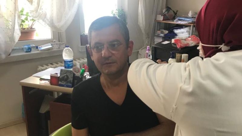 CHP'li Engin Özkoç 'aşı nerede' diye sorarken Özgür Özel, koronavirüs aşısı oldu