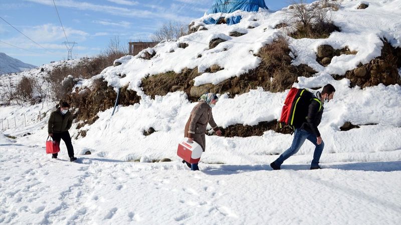 Sağlık çalışanları, yaşlıları evde aşılamak için karlı yollar aşıyor