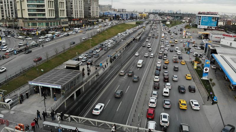 İstanbul'da kısıtlama öncesi trafik yoğunluğu oluştu