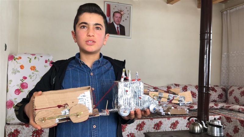 Kars'ta atık malzemelerden, oyuncak yaptı