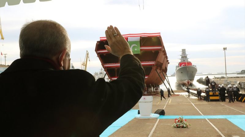 İstanbul Fırkateyni denizle buluştu