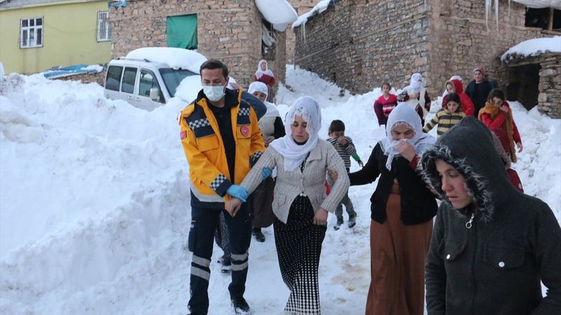 Bitlis'te hamile kadın 5 saatlik mücadeleyle hastaneye yetiştirildi