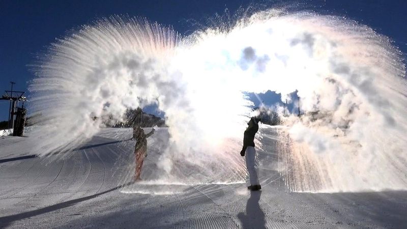 Palandöken'de havaya atılan sıcak su, anında dondu