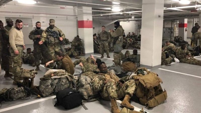 Joe Biden, yerlerde uyuyan Ulusal Muhafızlardan özür diledi