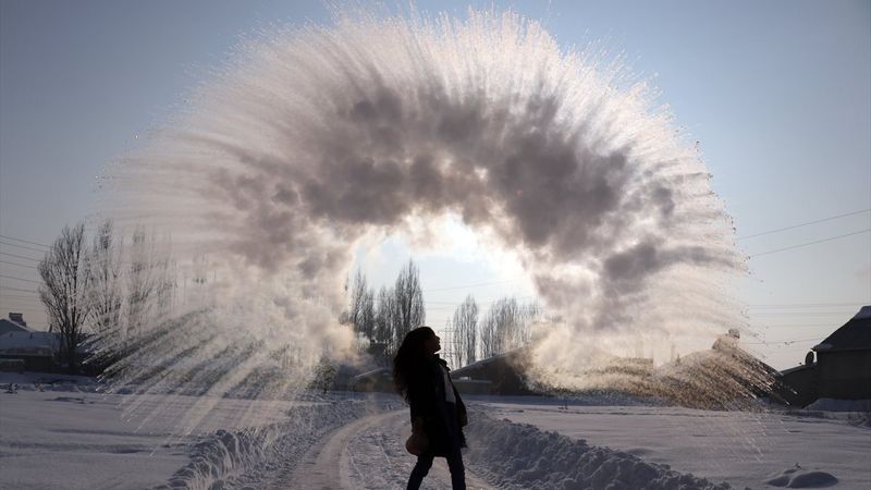 Ağrı'da havaya atılan sıcak su dondu
