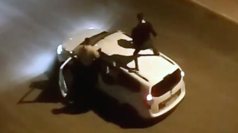 Antalya'da aracın tavanına çıkıp dans ettiler