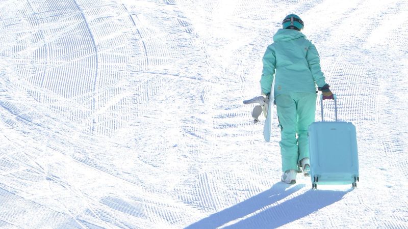 Ukraynalı turist, Palandöken'de bavul ile snowboard yaptı