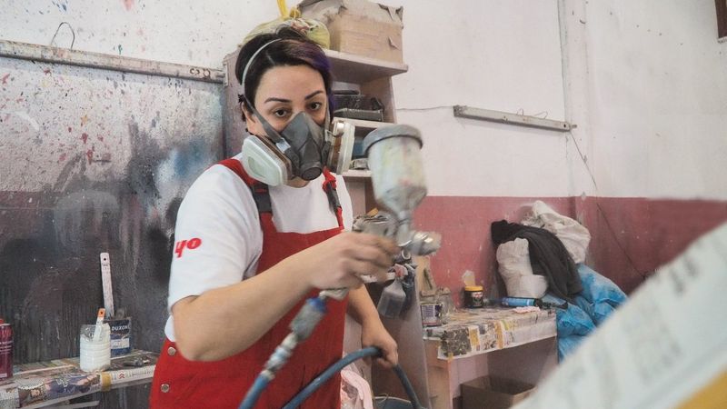 Edirneli oto boyacısı kadın, erkek ustalara taş çıkartıyor