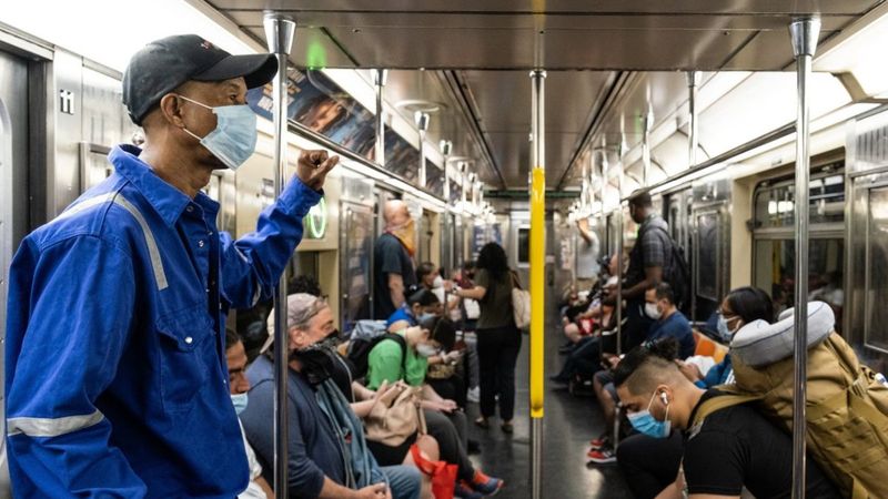 Fransız sağlık yetkilileri: Toplu taşımada konuşmak, koronavirüsü yayabilir