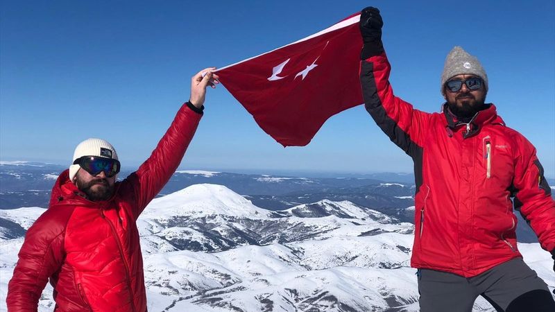 Yıldız Dağı'nın zirvesindeki Türk bayrağı yenisiyle değiştirildi