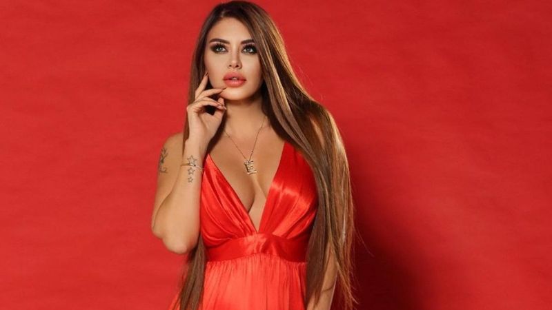 Ebru Polat, dekoltesine gelen yoruma sinirlendi