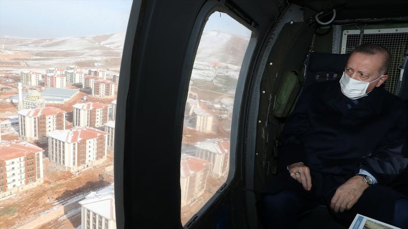 Cumhurbaşkanı Erdoğan, Elazığ'daki deprem konutlarını havadan inceledi