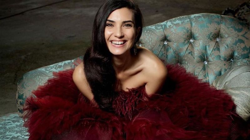 Tuba Büyüküstün kimdir? Tuba Büyüküstün kaç yaşında, evli mi? Tuba Büyüküstün dizi ve filmleri..