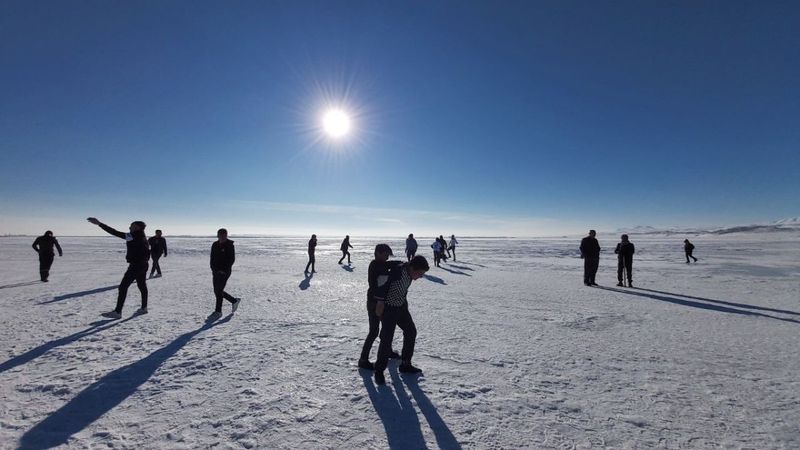 Bitlis'te donan Arin Gölü, köylülerin eğlencesi oldu